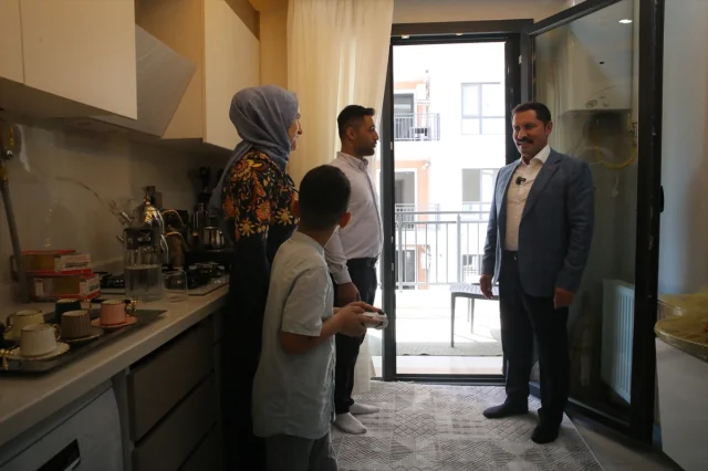 Hatay'da Depremzede Aile Yeni Evine Kavuştu