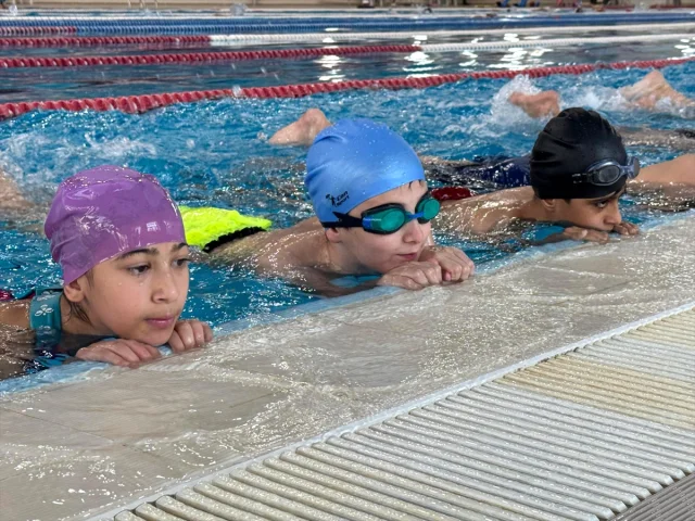 Van'da Çocuklar Yüzme Kurslarıyla Güvenli ve Eğlenceli Yaz T...