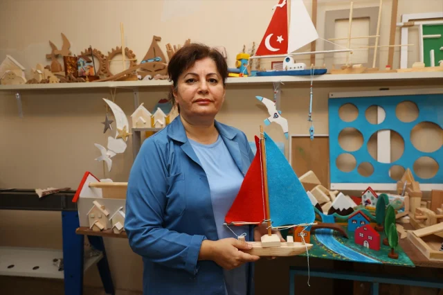 Emekli Öğretmen Ahşap Oyuncaklarla Çocuklara Yeni Ufuklar Açıyor