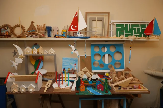 Emekli Öğretmen Ahşap Oyuncaklarla Çocuklara Yeni Ufuklar Açıyor