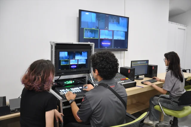 Anadolu Üniversitesi İletişim Fakültesi Mezunları Sektöre Hı...