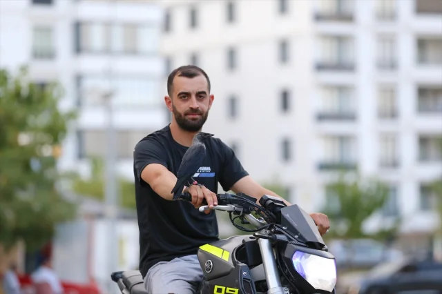 Bingöllü Teknisyenin Şaşırtıcı Karga Dostluğu Görenleri Büyülüyor