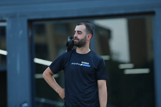 Bingöllü Teknisyenin Şaşırtıcı Karga Dostluğu Görenleri Büyülüyor