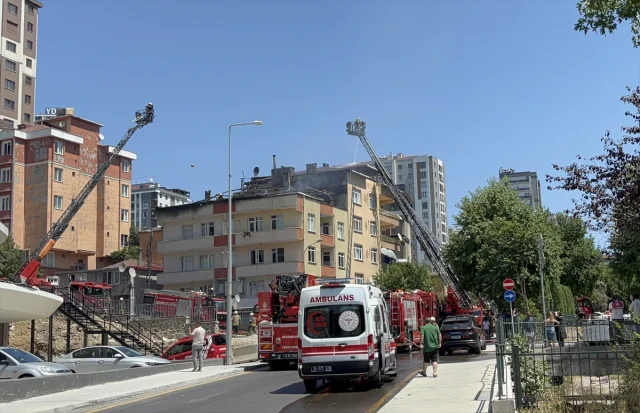 Ümraniye'de Çatı Yangını Mahallede Paniğe Yol Açtı