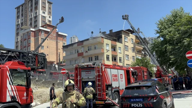 Ümraniye'de Çatı Yangını Mahallede Paniğe Yol Açtı