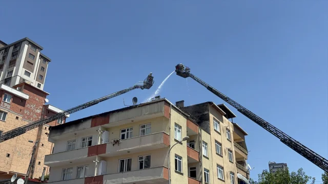 Ümraniye'de Çatı Yangını Mahallede Paniğe Yol Açtı