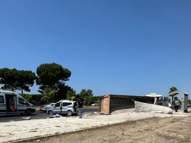 Manavgat'taki Kaza Hafif Ticari Araç Sürücüsünün Hayatına Ma...