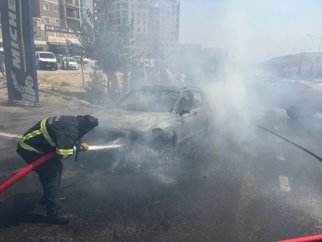 Mardin'de Hareket Halindeki Araç Aniden Alev Aldı