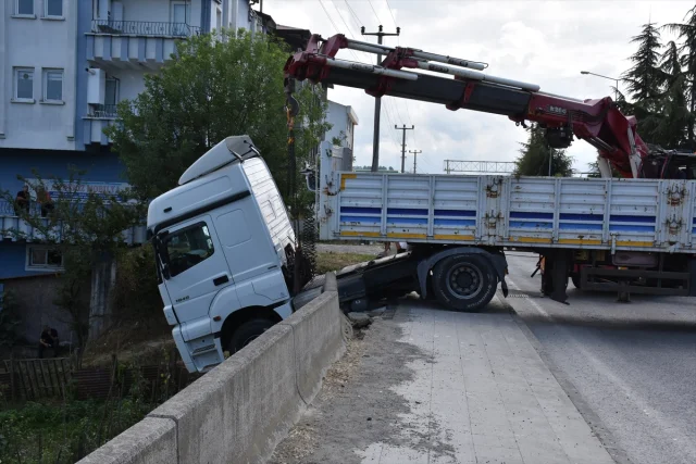 Ordu’da Freni Boşalan Tır Kaza Yaptı: İnanılmaz Kurtuluş