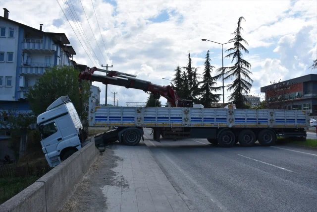 Ordu’da Freni Boşalan Tır Kaza Yaptı: İnanılmaz Kurtuluş