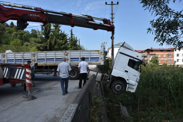 Ordu’da Freni Boşalan Tır Kaza Yaptı: İnanılmaz Kurtuluş