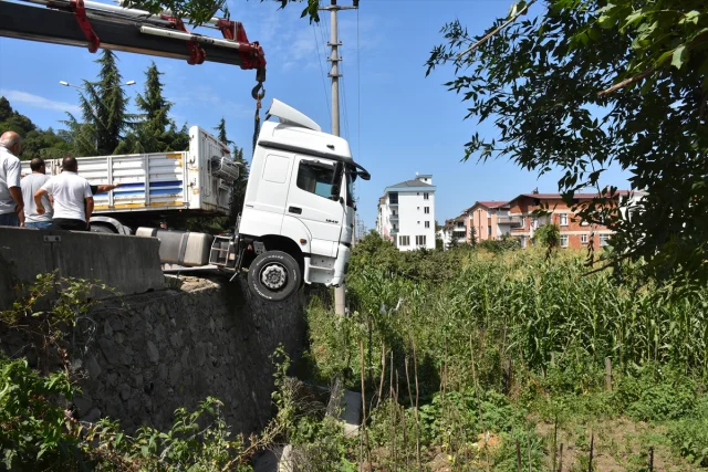 Ordu’da Freni Boşalan Tır Kaza Yaptı: İnanılmaz Kurtuluş