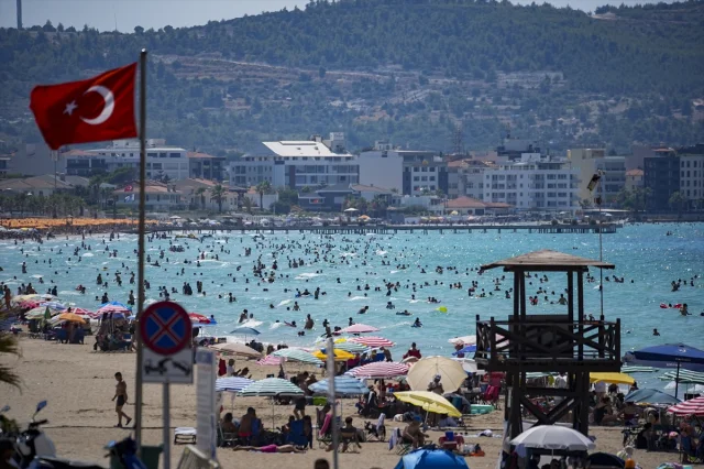 İzmir'de Sıcak Havalarda Plajlar Dolup Taşıyor