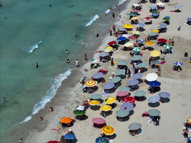 İzmir'de Sıcak Havalarda Plajlar Dolup Taşıyor