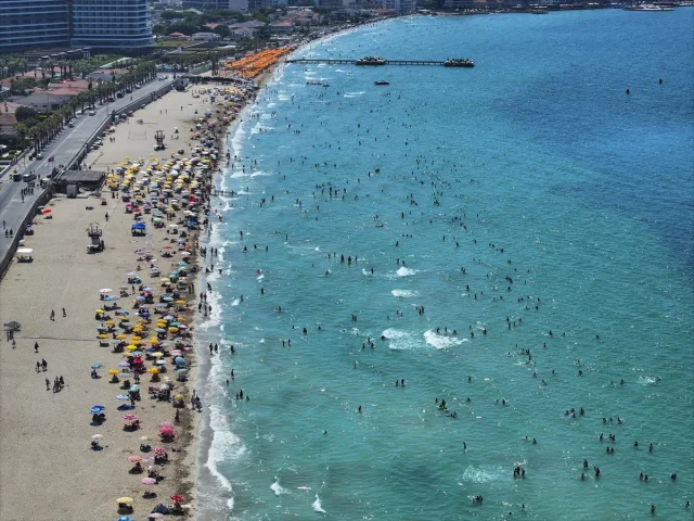 İzmir'de Sıcak Havalarda Plajlar Dolup Taşıyor