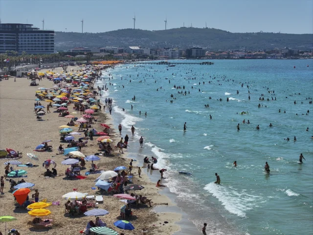 İzmir'de Sıcak Havalarda Plajlar Dolup Taşıyor