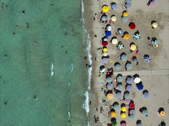 İzmir'de Sıcak Havalarda Plajlar Dolup Taşıyor