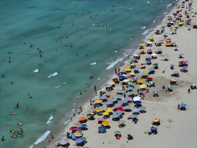 İzmir'de Sıcak Havalarda Plajlar Dolup Taşıyor