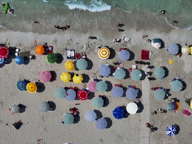 İzmir'de Sıcak Havalarda Plajlar Dolup Taşıyor
