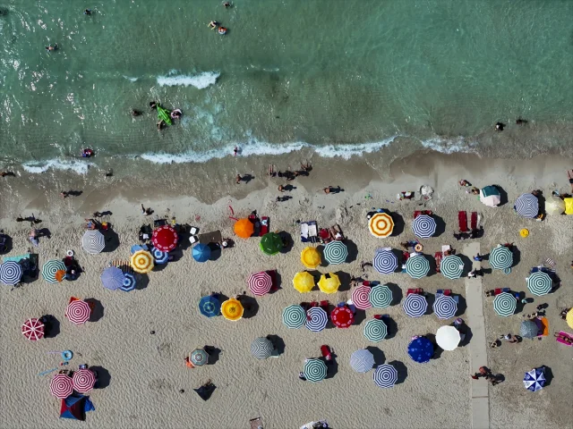 İzmir'de Sıcak Havalarda Plajlar Dolup Taşıyor