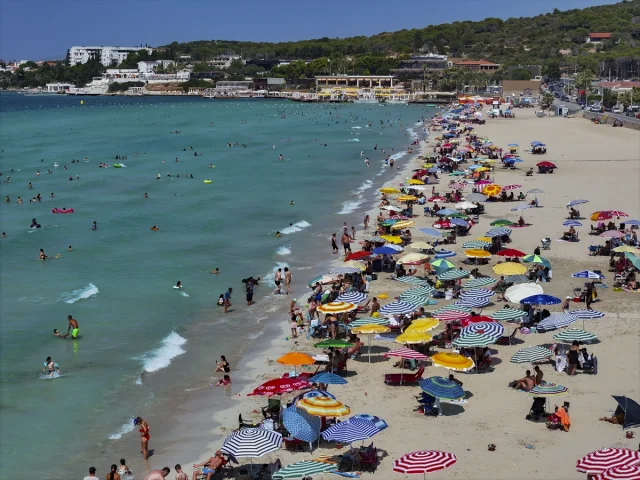 İzmir'de Sıcak Havalarda Plajlar Dolup Taşıyor