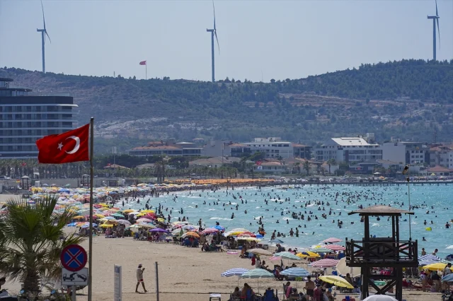 İzmir'de Sıcak Havalarda Plajlar Dolup Taşıyor