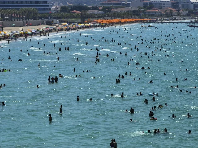 İzmir'de Sıcak Havalarda Plajlar Dolup Taşıyor