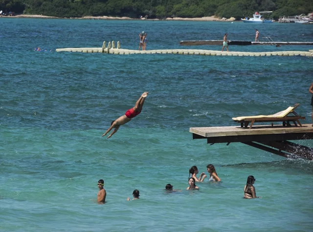 İzmir'de Sıcak Havalarda Plajlar Dolup Taşıyor