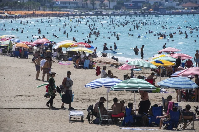 İzmir'de Sıcak Havalarda Plajlar Dolup Taşıyor