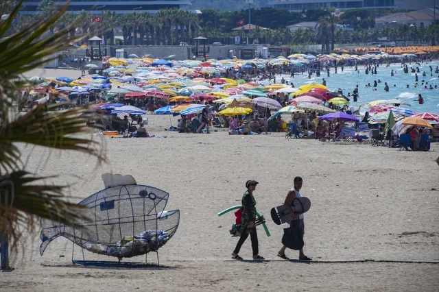İzmir'de Sıcak Havalarda Plajlar Dolup Taşıyor