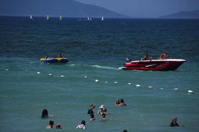 İzmir'de Sıcak Havalarda Plajlar Dolup Taşıyor