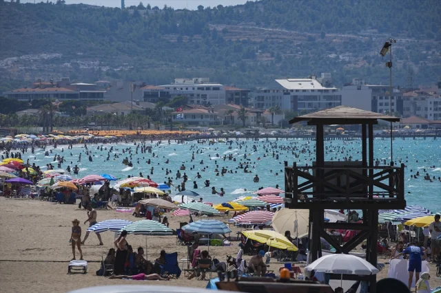 İzmir'de Sıcak Havalarda Plajlar Dolup Taşıyor
