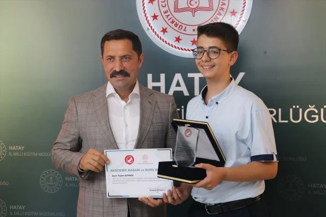 Hatay'da Başarı Gösteren Gençler Ödüllerle Taçlandırıldı