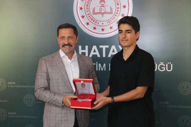 Hatay'da Başarı Gösteren Gençler Ödüllerle Taçlandırıldı