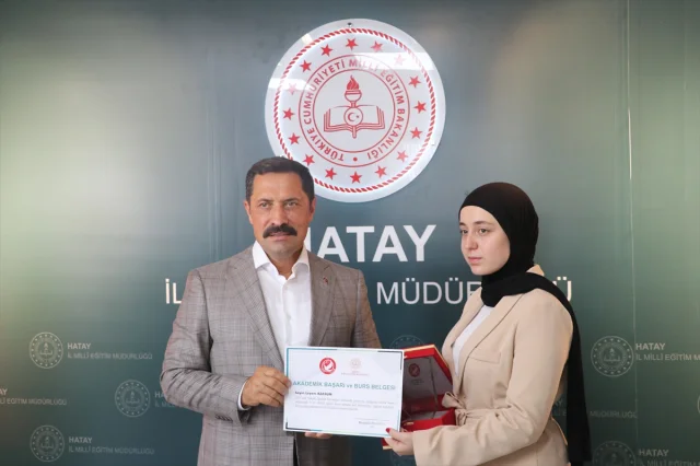 Hatay'da Başarı Gösteren Gençler Ödüllerle Taçlandırıldı