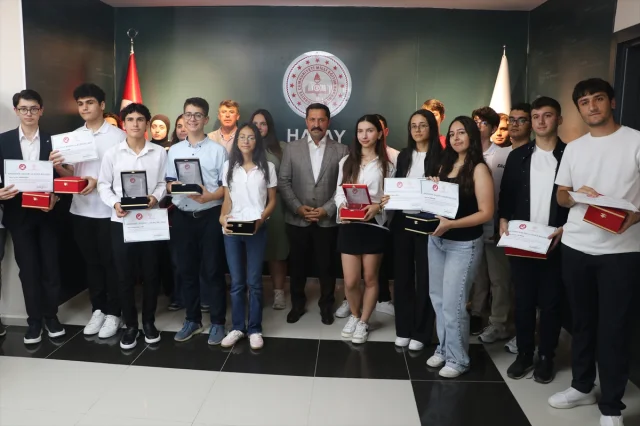 Hatay'da Başarı Gösteren Gençler Ödüllerle Taçlandırıldı