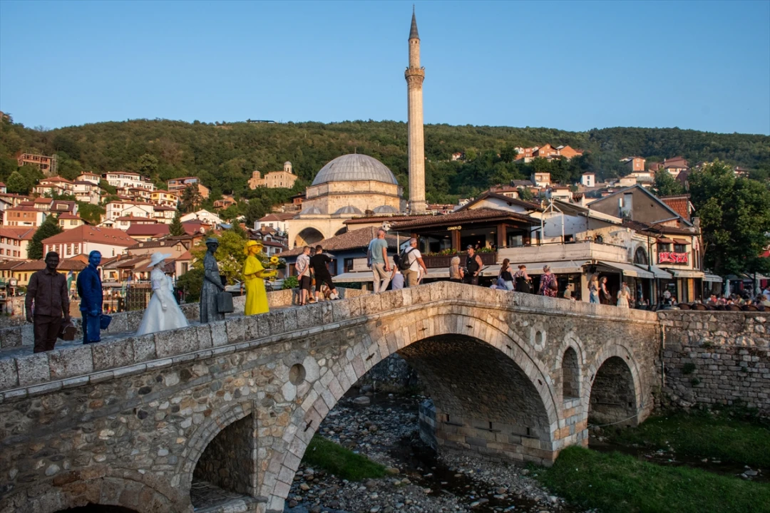 Kosova'nın Prizren Şehrinde Büyüleyici Canlı Heykel Performansı