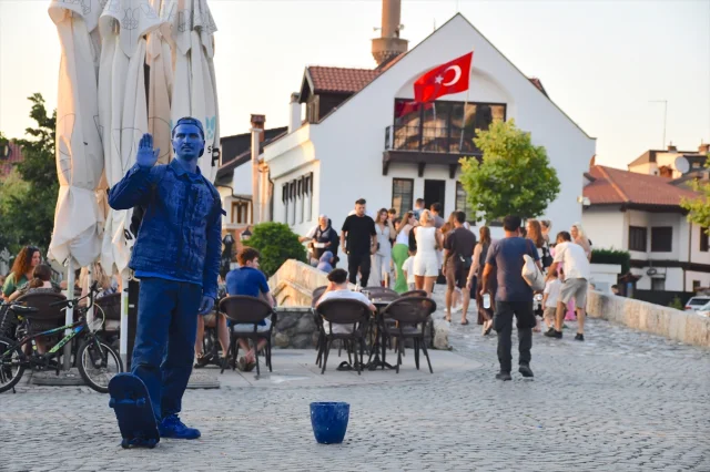 Kosova'nın Prizren Şehrinde Büyüleyici Canlı Heykel Performansı