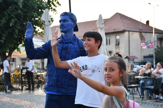 Kosova'nın Prizren Şehrinde Büyüleyici Canlı Heykel Performansı