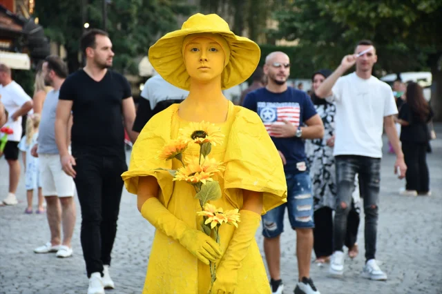 Kosova'nın Prizren Şehrinde Büyüleyici Canlı Heykel Performansı