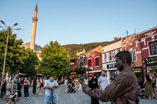 Kosova'nın Prizren Şehrinde Büyüleyici Canlı Heykel Performansı