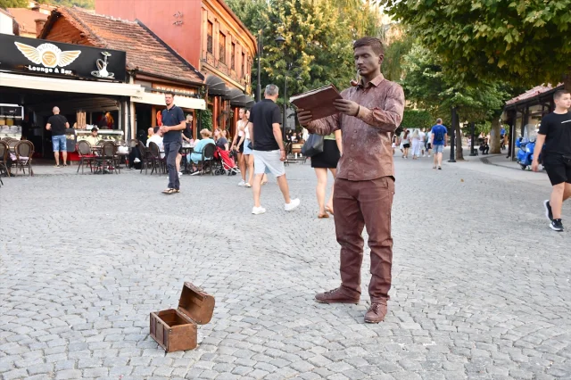 Kosova'nın Prizren Şehrinde Büyüleyici Canlı Heykel Performansı