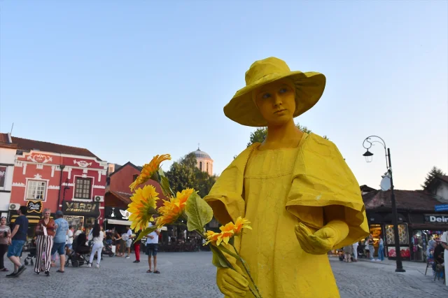 Kosova'nın Prizren Şehrinde Büyüleyici Canlı Heykel Performansı