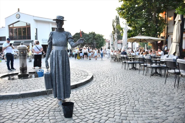 Kosova'nın Prizren Şehrinde Büyüleyici Canlı Heykel Performansı