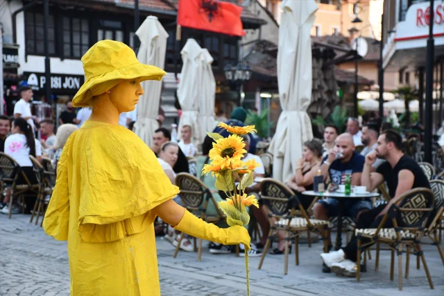 Kosova'nın Prizren Şehrinde Büyüleyici Canlı Heykel Performansı