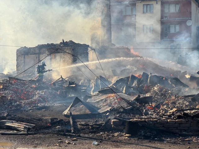 Bartın'da Korkutan Yangın: Köyde 2 Ev ve 2 Samanlık Alevlere Teslim