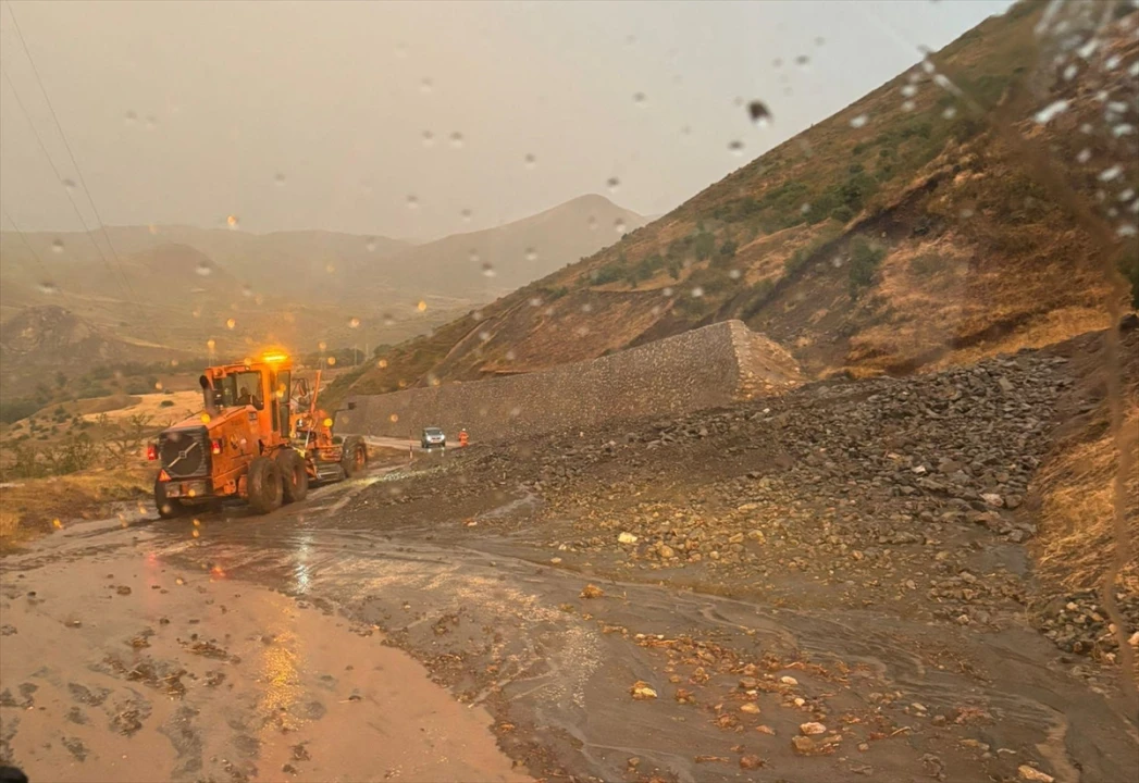 Ağrı-Kağızman Yolunda Heyelan Ulaşımı Durdurdu
