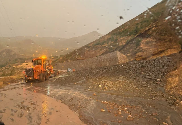 Ağrı-Kağızman Yolunda Heyelan Ulaşımı Durdurdu