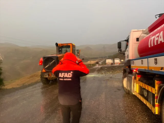 Ağrı-Kağızman Yolunda Heyelan Ulaşımı Durdurdu
