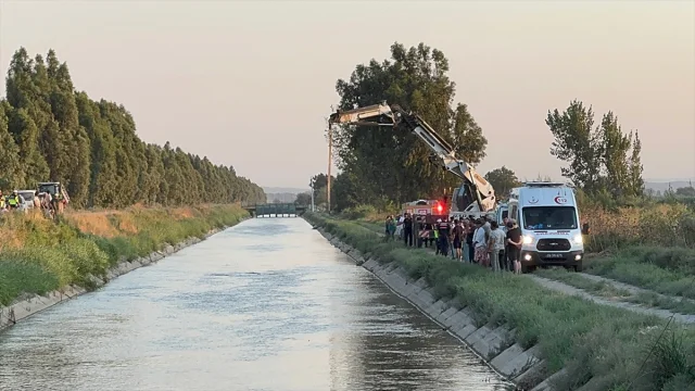 Aydın'da Sulama Kanalına Devrilen Pikap Faciası